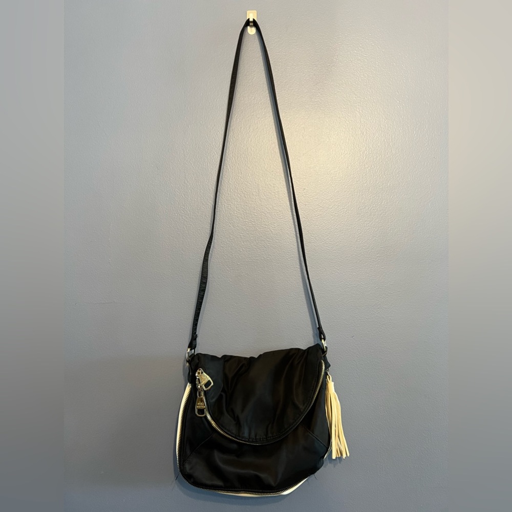 Steve Madden Black & White Zip Around Crossbody Purse Bag Tassel Gold Zippers‎
